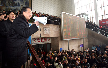 1月30日,总理在长沙火车站向滞留旅客表示：你们很快就能回家过年