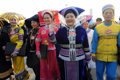 3月5日，几位少数民族代表走向人民大会堂。