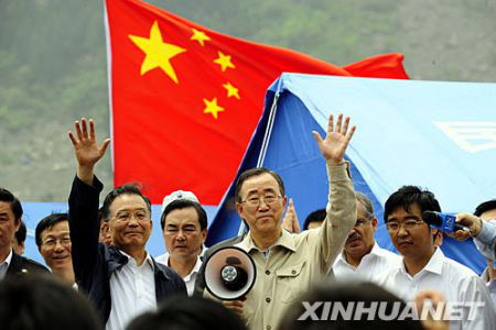 5月24日，中国国务院总理温家宝在四川汶川县映秀镇会晤联合国秘书长潘基文。这是会晤后，温家宝总理和联合国秘书长潘基文一同会见中外记者。 新华社记者 任勇摄