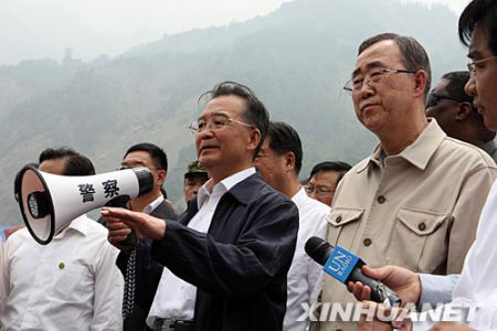 5月24日，中国国务院总理温家宝和联合国秘书长潘基文在四川汶川县映秀镇回答中外记者提问。 新华社记者 姚大伟摄