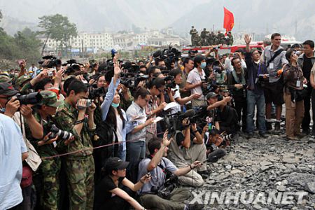 5月24日，中国国务院总理温家宝和联合国秘书长潘基文在四川汶川县映秀镇回答中外记者提问。这是中外记者在现场采访。 新华社记者 姚大伟摄