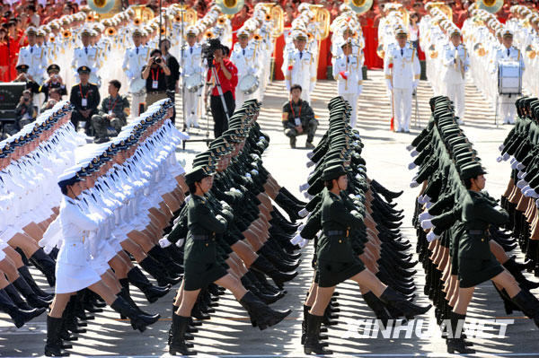 这是女兵方队通过天安门广场。